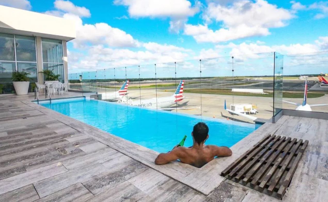 Piscina en la sala VIP del Aeropuerto de Punta Cana