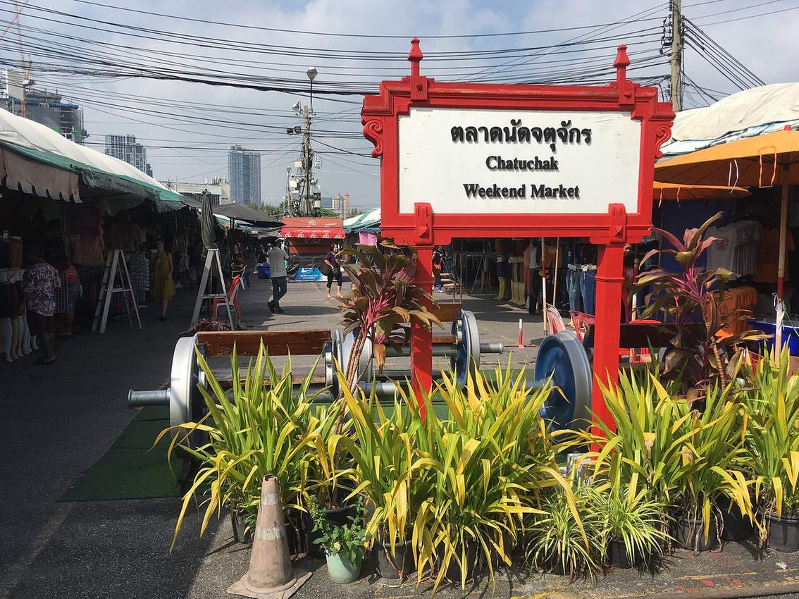 Entrada del mercado de fin de semana Chatuchak en Bangkok