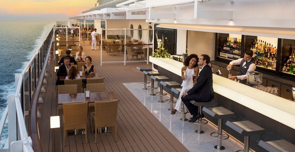 Bar al aire libre de un crucero MSC con vistas al mar
