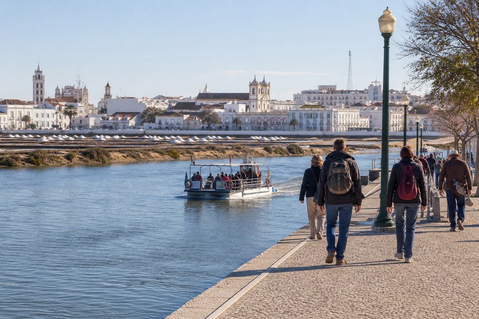 Ruta por Ayamonte y ferry a Vila Real de Santo António durante un viaje singles