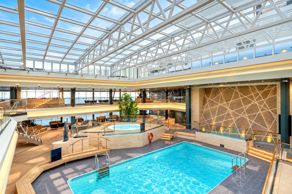 Piscina cubierta Bamboo Pool del MSC Euribia en un día de navegación