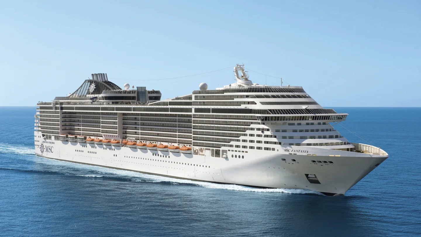 MSC Fantasia navegando en mar abierto