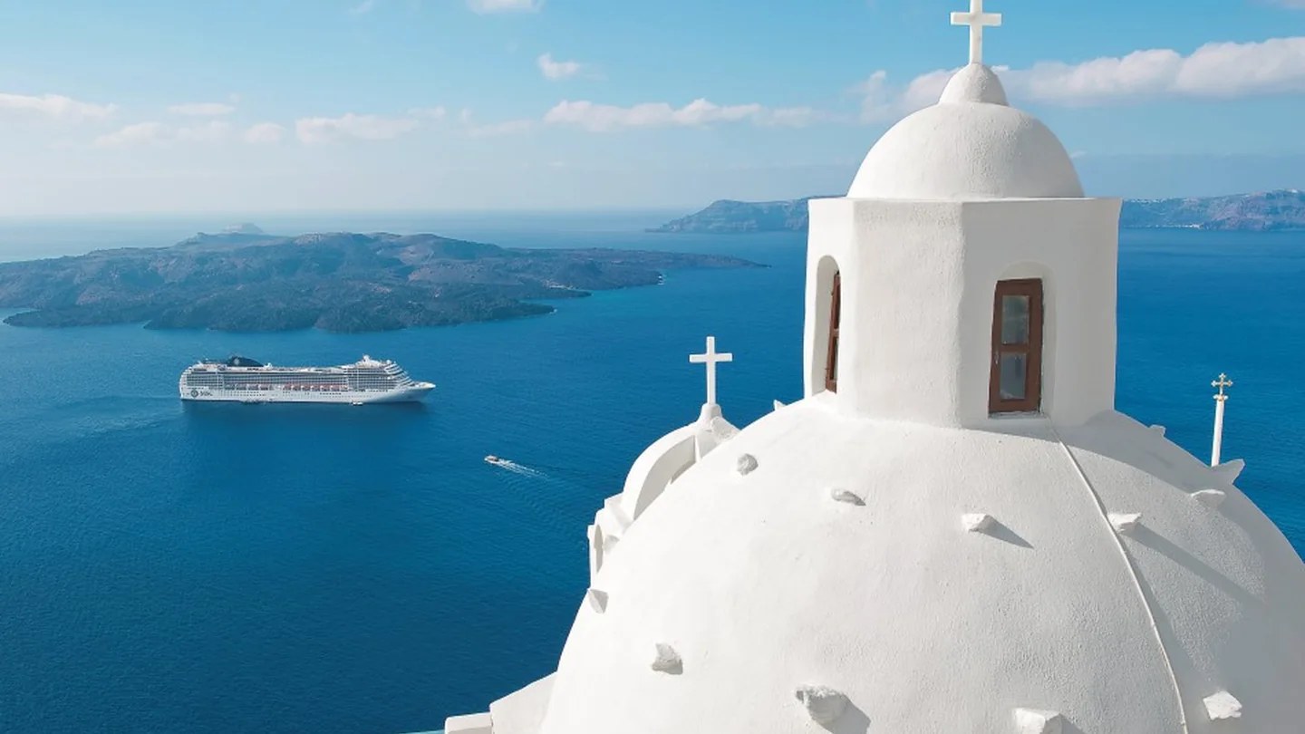 MSC Musica navegando frente a la costa de Santorini