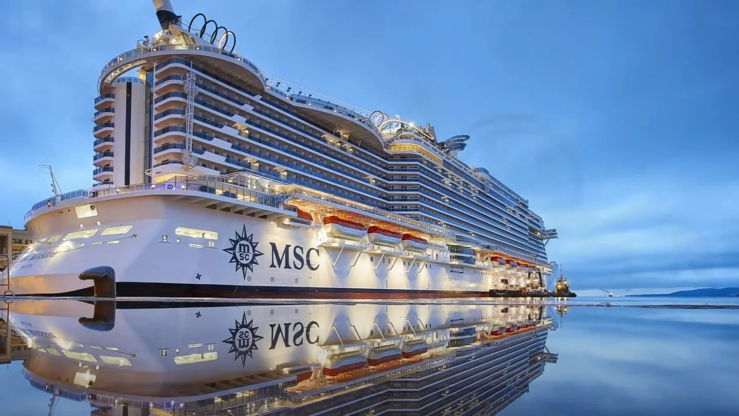 MSC Seaside iluminado junto al mar