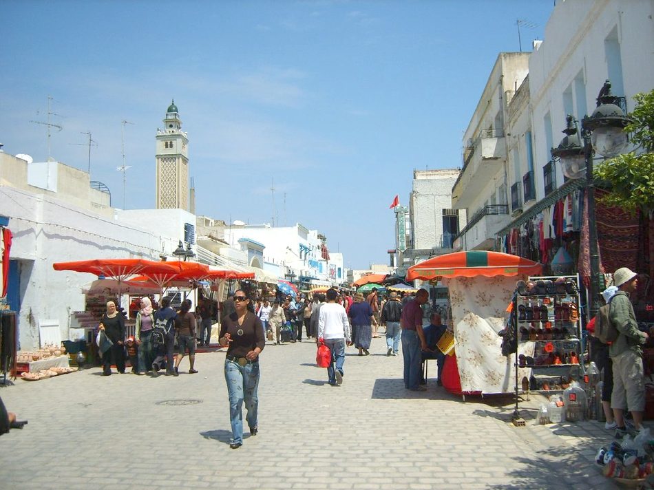 Mercado tradicional de Nabeul cerca de Hammamet con artesanía y productos locales
