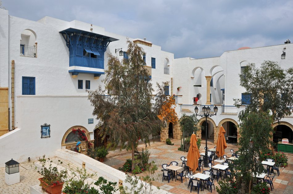 Plaza con arquitectura blanca y azul en la medina de Yasmine Hammamet, Túnez