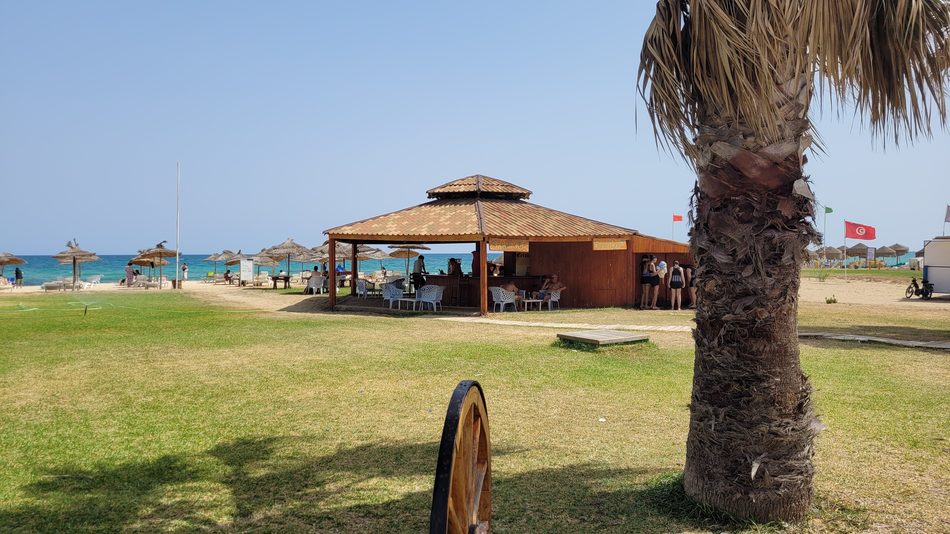 Playa de Yasmine Hammamet con palmeras, chiringuito y mar Mediterráneo