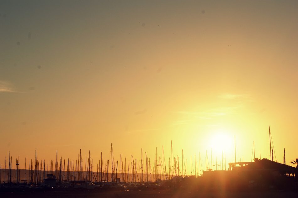 Atardecer sobre los barcos del puerto deportivo de Yasmine Hammamet