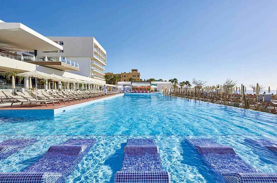 Piscina junto a playa en hotel Riu Palace Los Cabos Baja California