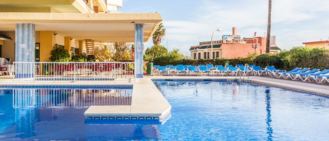 Piscina exterior del hotel Cervantes en Torremolinos