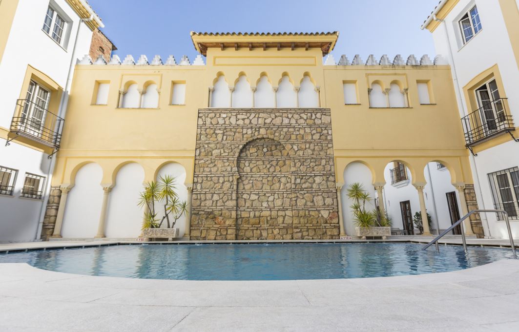 Piscina del hotel Macia Alfaros en Cordoba