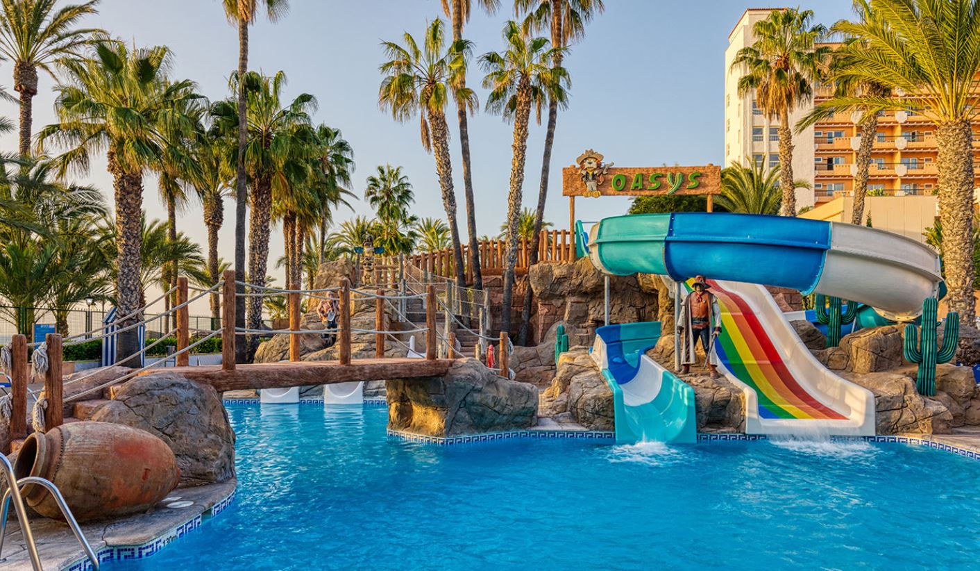 Piscina para niños con toboganes en Hotel Playadulce Almeria