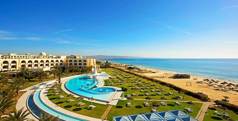 Jardines, piscina y playa del Iberostar Waves Averroes
