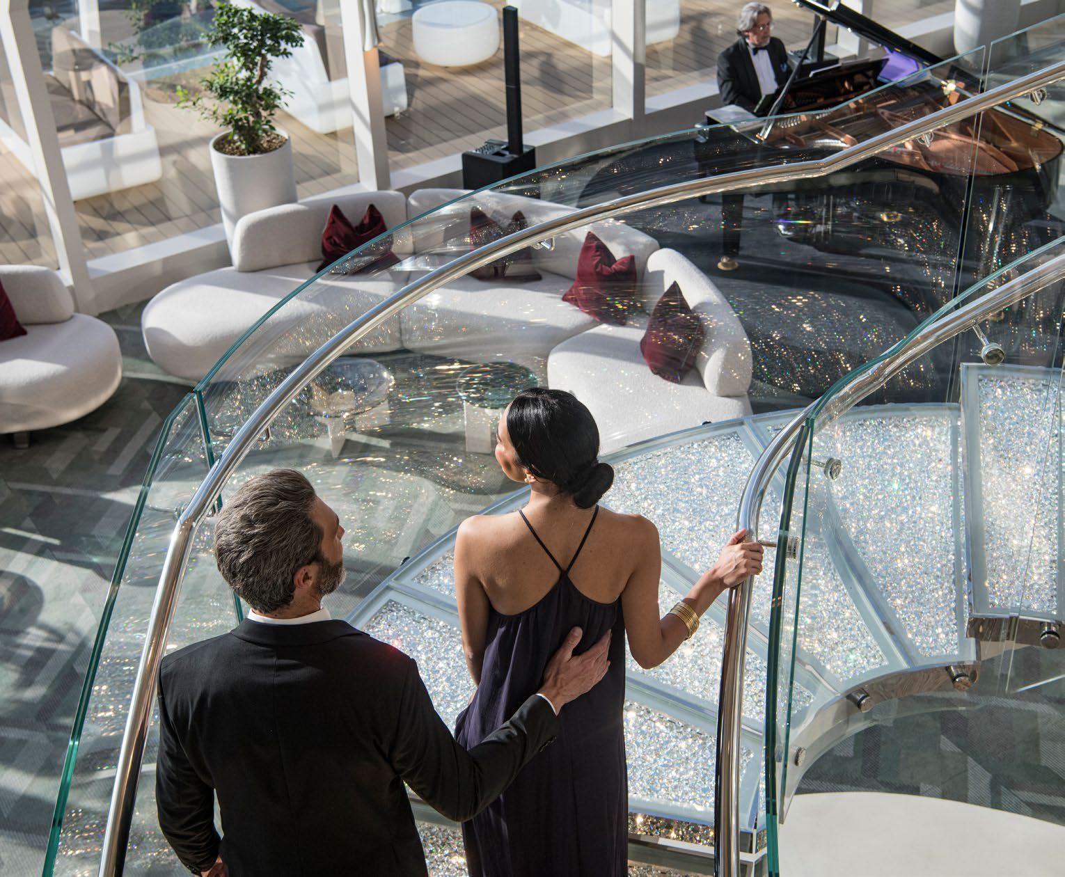 Escalera y espacios privados de MSC Yacht Club