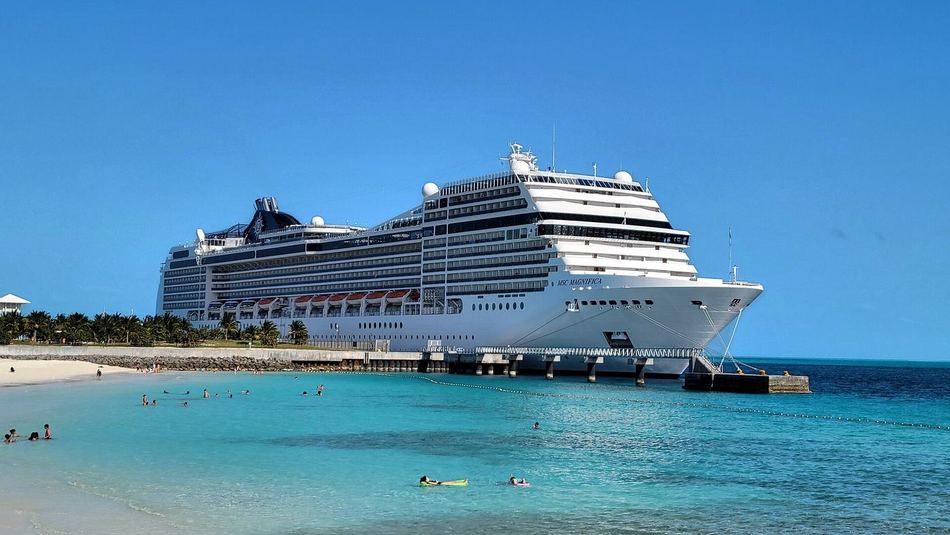 Crucero MSC Magnifica atracado durante una escala en Ocean Cay Bahamas