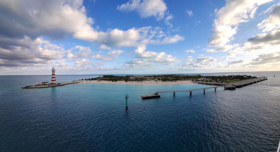 Vista panorámica de Ocean Cay MSC Marine Reserve con su faro en Bahamas