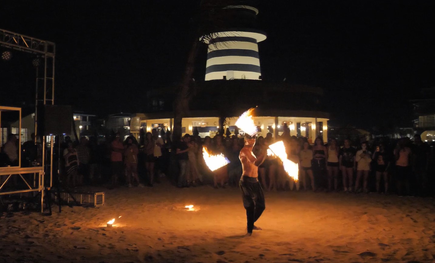 Show en vivo fiesta playa ocean el faro animacion fireshow