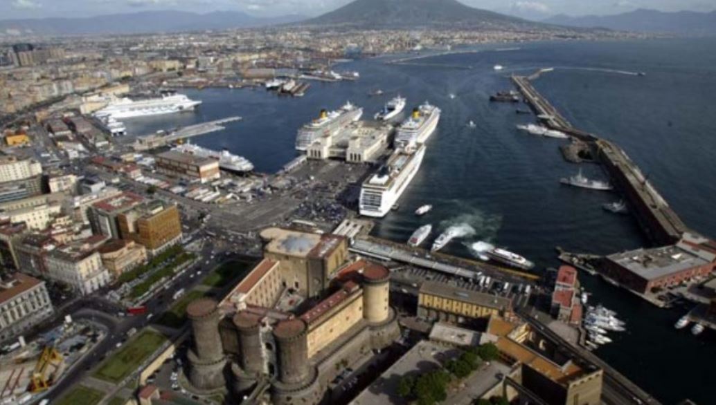 Puerto de crucero de napoles