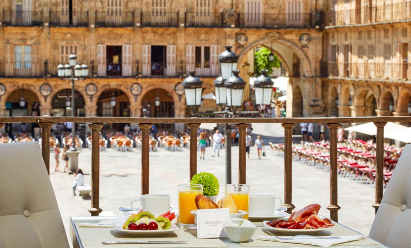 Sala de desayunos del hotel Sercotel Las Torres Salamanca con vistas a la Plaza Mayor