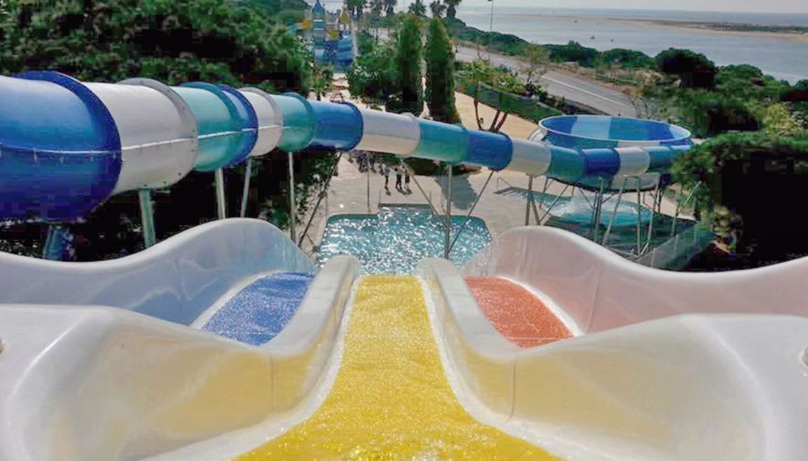 Paruqe aquatico y toboganes del hotel Playacartaya en Huelva