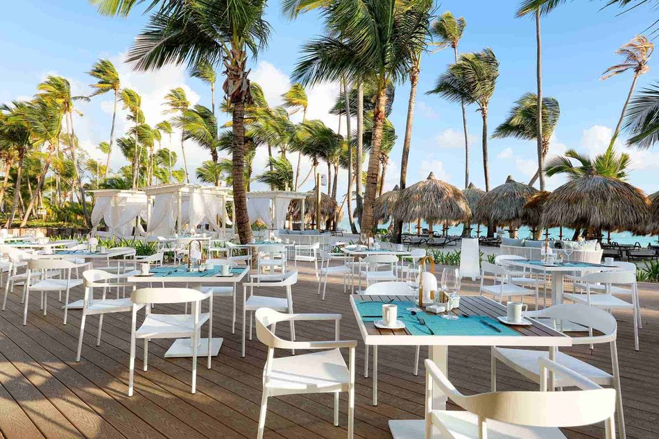 Terraza frente al mar de Helios Beach Club en TRS Turquesa Hotel