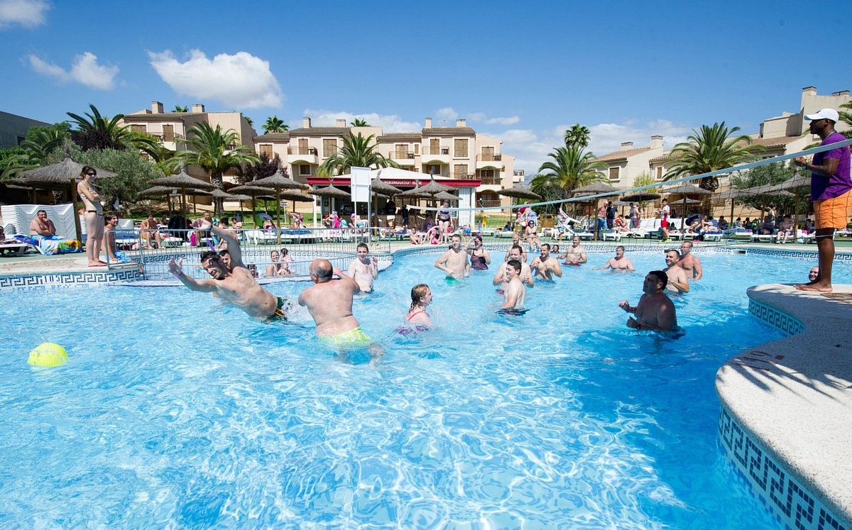 Voley en la piscina albir Garden resort